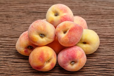 Ahşap arka planda taze şeftaliler