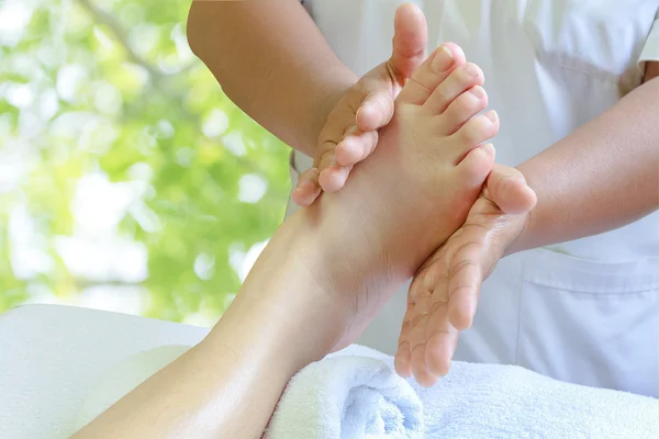 Masajista haciendo reflexología, masaje de pies tailandés en spa en la naturaleza bac —  Fotos de Stock