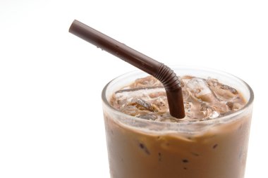 Buzlu kahve mocha cam beyaz arka plan üzerinde