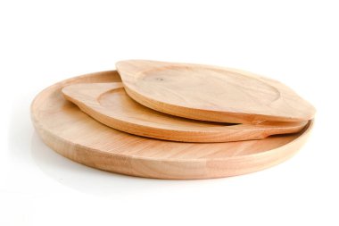 Boş yuvarlak ahşap tabak beyaz arkaplanda izole