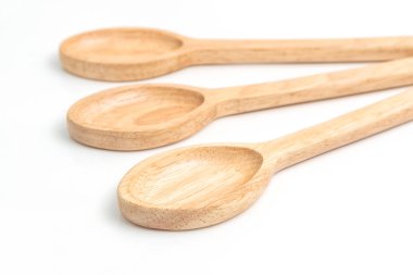 Tahta kaşık beyaz arka planda izole edilmiş.