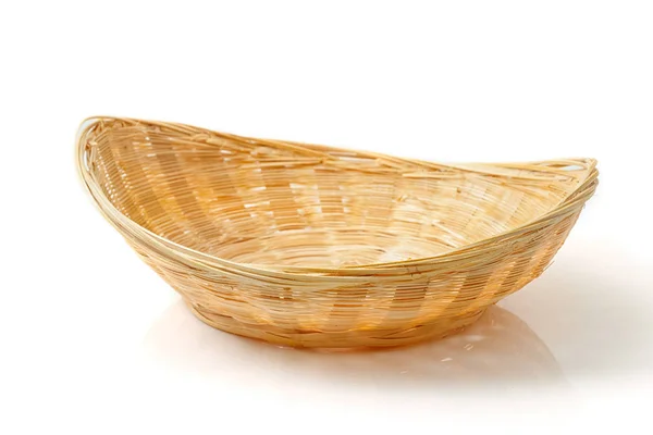 Cesta de vime, cesta de bambu no fundo branco — Fotografia de Stock