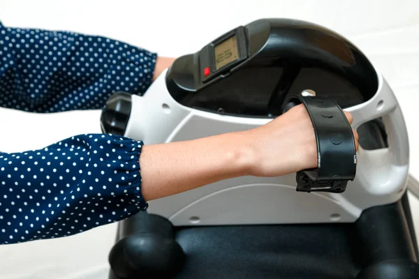 Treinamento muscular de reabilitação para braço, mulher se exercitando no exer — Fotografia de Stock