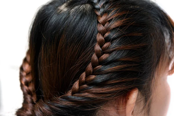 Krásný účes plést copánek na vlasy žena — Stock fotografie