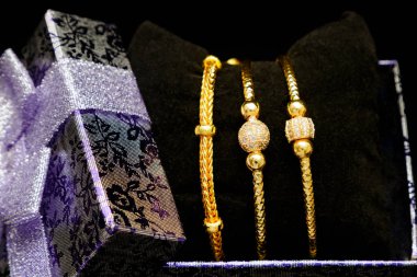 Beyaz arka plan üzerinde izole altın bilezik