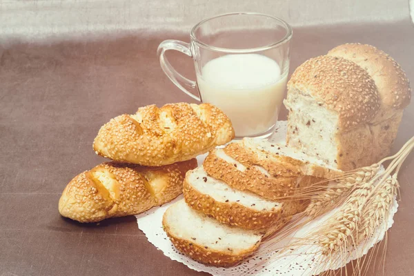 Un vaso de leche y pan rebanado, desayuno saludable —  Fotos de Stock