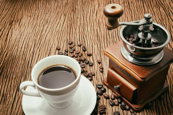 Tasse Kaffee mit Kaffeemaschine — Stockfoto