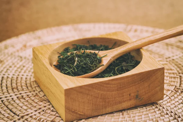 Montón de té verde chino en la cuchara de madera —  Fotos de Stock