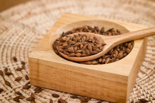Geroosterde gerst thee in de houten lepel — Stockfoto