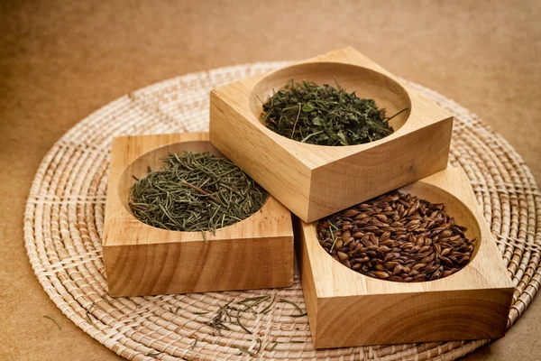 Sortimento de chá seco em caixa de madeira — Fotografia de Stock
