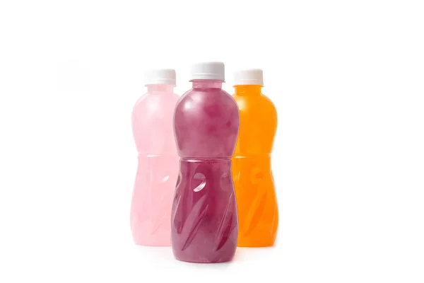 Пляшки фруктового соку ізольовані на білому тлі — стокове фото