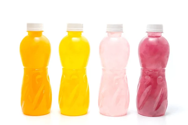 Flaschen Fruchtsaft isoliert auf weißem Hintergrund — Stockfoto
