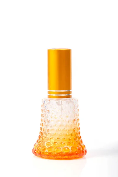 Opakowanie butelka perfumy kolorowy na białym tle — Zdjęcie stockowe
