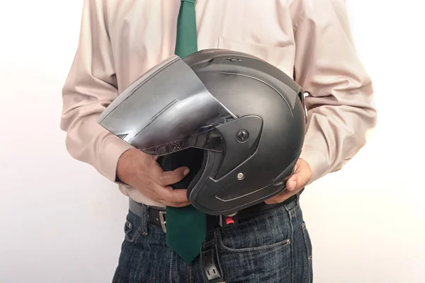 保护第一，男子手持保护摩托车头盔站 — 图库照片