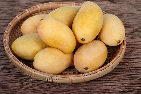 Golden ripe mangoes in basket on sale — Stock Photo, Image