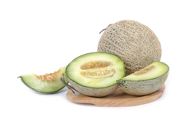 Verse groene cantaloupe meloen segment geïsoleerd op wit — Stockfoto