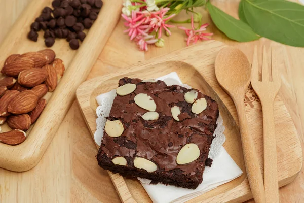 Brownies de chocolate en plato de madera listo para comer — Foto de Stock