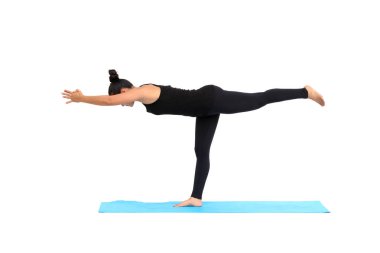 Yoga poz beyaz arka plan üzerinde pratik güzel Asyalı kadın