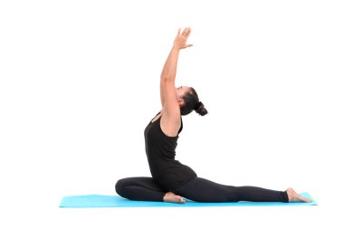 Yoga poz beyaz arka plan üzerinde pratik güzel Asyalı kadın