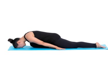 Yoga poz beyaz arka plan üzerinde pratik güzel Asyalı kadın