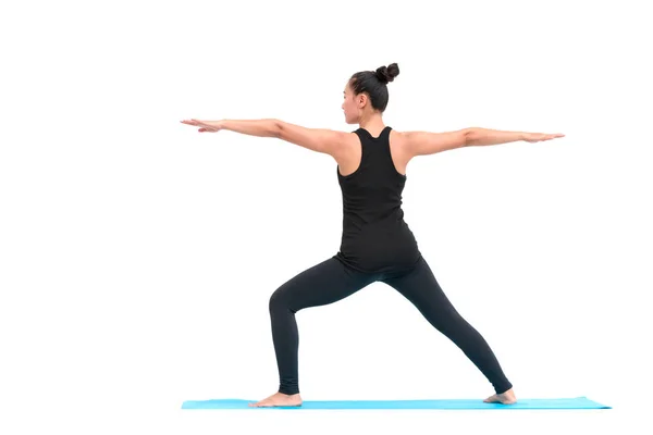 Bella donna asiatica praticare yoga posa su sfondo bianco — Foto Stock