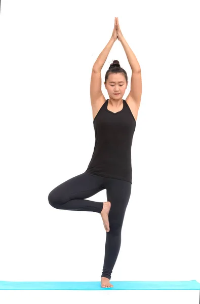 Bella donna asiatica praticare yoga posa su sfondo bianco — Foto Stock