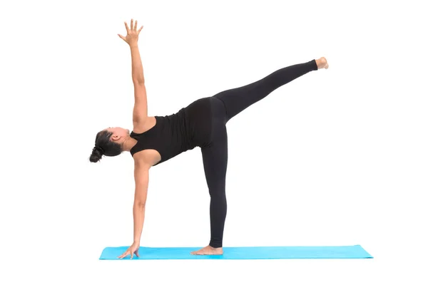 Hermosa mujer asiática practicando yoga posan sobre fondo blanco —  Fotos de Stock