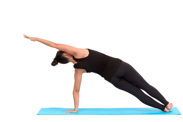 Belle femme asiatique pratiquant la pose de yoga sur fond blanc — Photo