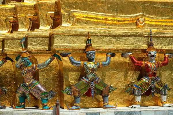 Riesenstatuen am Fuß der Pagode am wat phra-kaew — Stockfoto