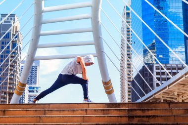 Isınma ve germe cesedi sabah runn önce spor adamı
