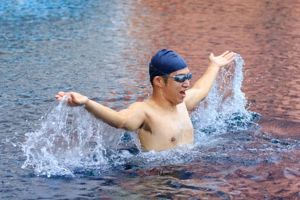 Mann schwimmt jubelnd Siegesfeier glücklich lächelnd — Stockfoto