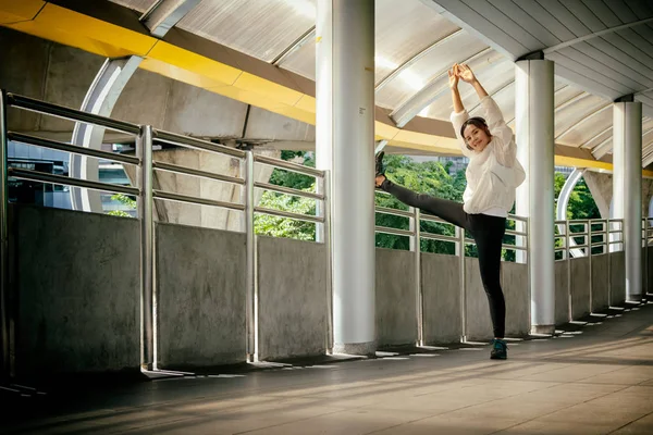 Sport femme échauffement et étirement de son corps avant matin ru — Photo