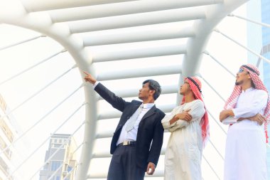 Başarılı Arap iş adamı gökyüzüne başarı onların iş arıyorum.