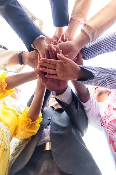 Onların elleri getirmek ile birlik gösterilen uluslararası iş takım — Stok fotoğraf