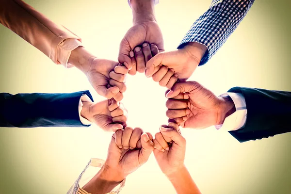 Международная бизнес-команда демонстрирует единство своими руками — стоковое фото