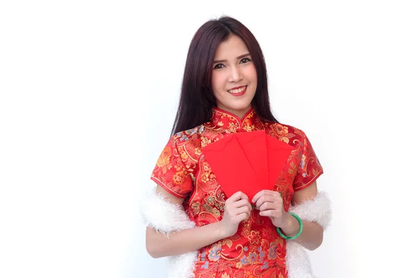 Femme chinoise souriante avec poche rouge pour le Nouvel An chinois — Photo