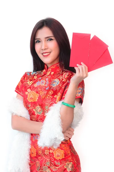 Femme chinoise souriante avec poche rouge pour le Nouvel An chinois — Photo
