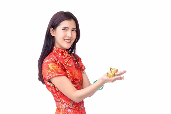 Sorrindo mulher chinesa segurando lingotes de ouro para o ano novo chinês — Fotografia de Stock