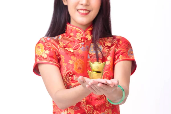 中国の旧正月のための金の地金を保持している中国の女性を笑顔 — ストック写真