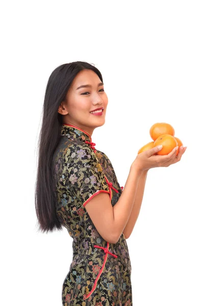 Azjatyckie kobiety w cheongsam sukienka gospodarstwa Mandarynkowa pomarańcza — Zdjęcie stockowe