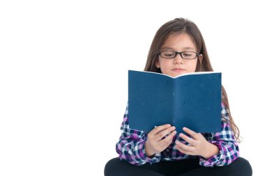 Katta oturan ve okuma kitabı, eğitim ve okul kavramı kız