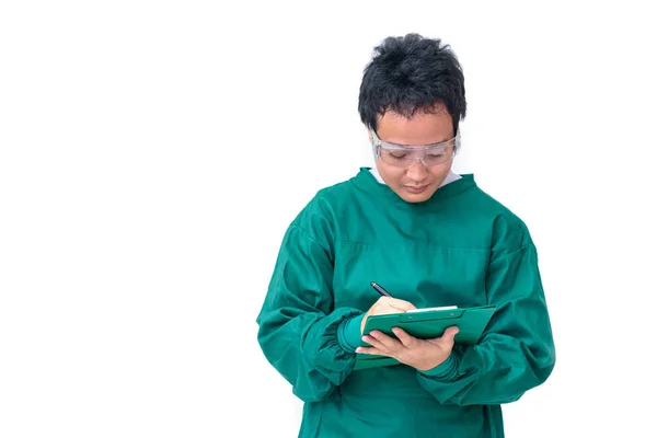 Cirujano asiático hombre con ropa protectora llenando la historia clínica, médico y cuidado de la salud concepta —  Fotos de Stock