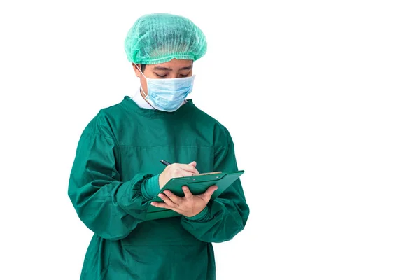 Chirurgo asiatico uomo con indumenti protettivi riempiendo la cartella medica, medico e assistenza sanitaria concettota — Foto Stock