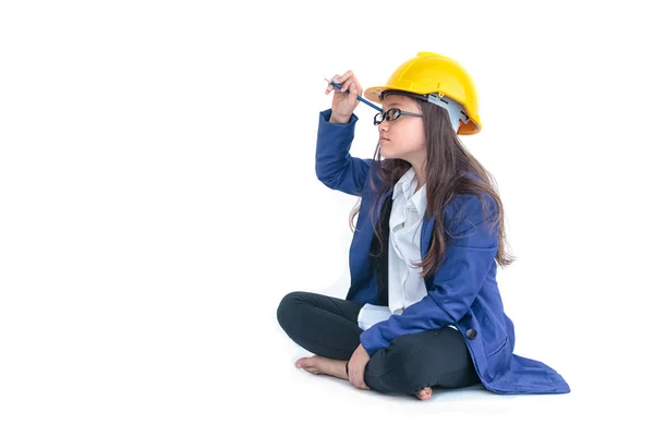 Bambina con casco giallo scritta con penna sullo schermo vuoto — Foto Stock