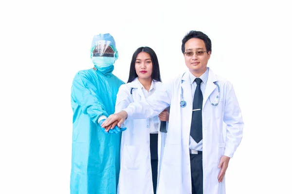Selbstbewusstes Ärzteteam, das die Hände zusammenhält, erfolgreiches Ärzteteam — Stockfoto