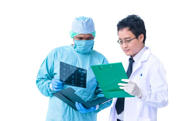 Equipo médico analizando un escáner cerebral humano, discutiendo y plan de tratamiento — Foto de Stock