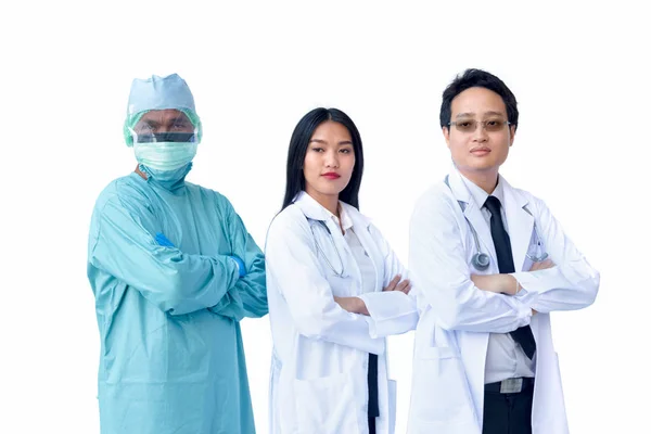 Equipe médica de pé com os braços cruzados isolar no branco — Fotografia de Stock