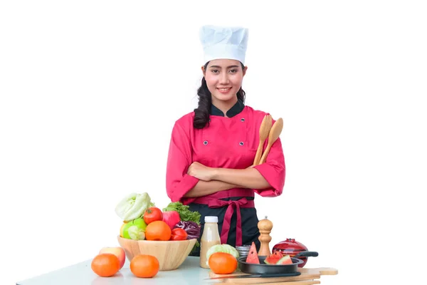 年轻的女厨师烹饪厨房里的蔬菜沙拉 — 图库照片