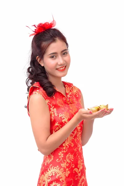 Femme chinoise souriante tenant des lingots d'or pour la nouvelle année chinoise — Photo