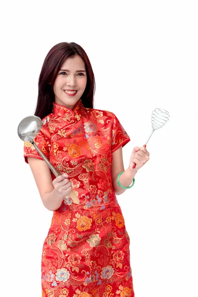 キッチンを保持伝統的なチャイナ服を着ているアジア系の女性 — ストック写真